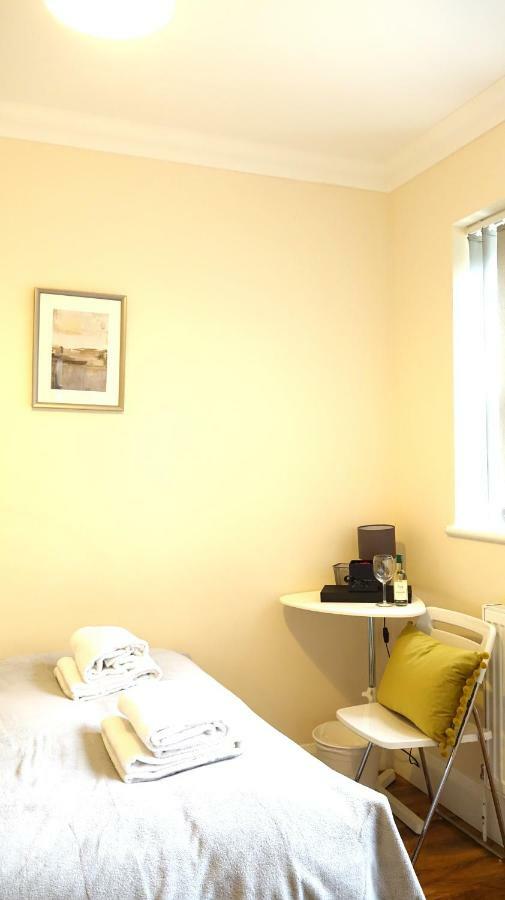 Heathrow Ensuite Rooms- Auto Check In Лондон Экстерьер фото