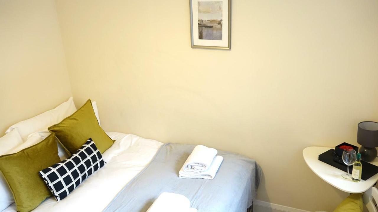 Heathrow Ensuite Rooms- Auto Check In Лондон Экстерьер фото