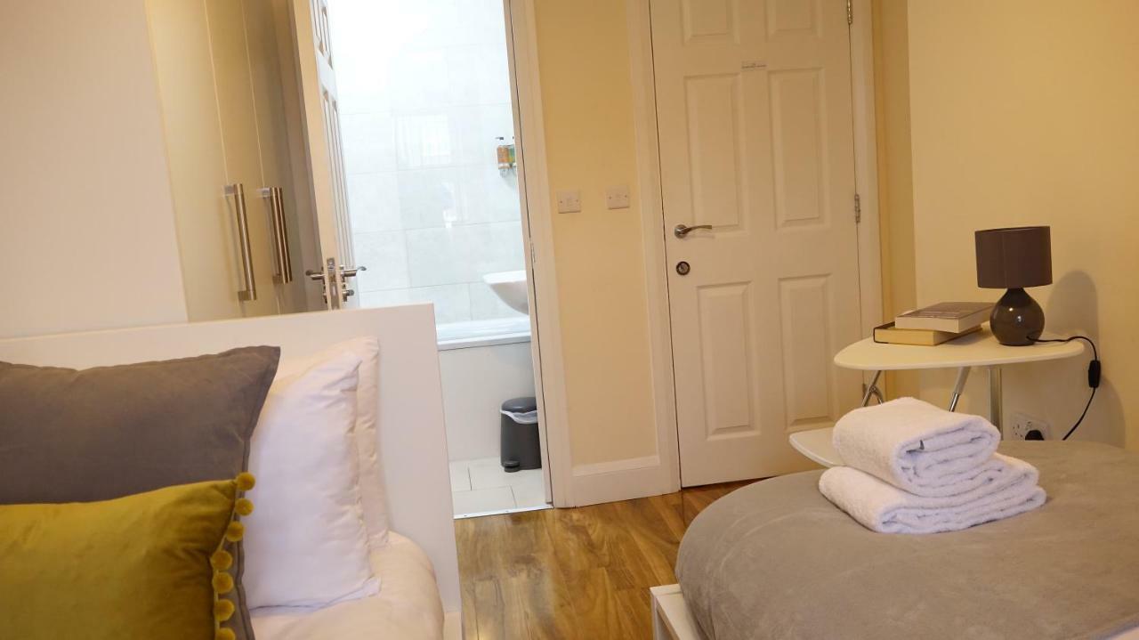 Heathrow Ensuite Rooms- Auto Check In Лондон Экстерьер фото