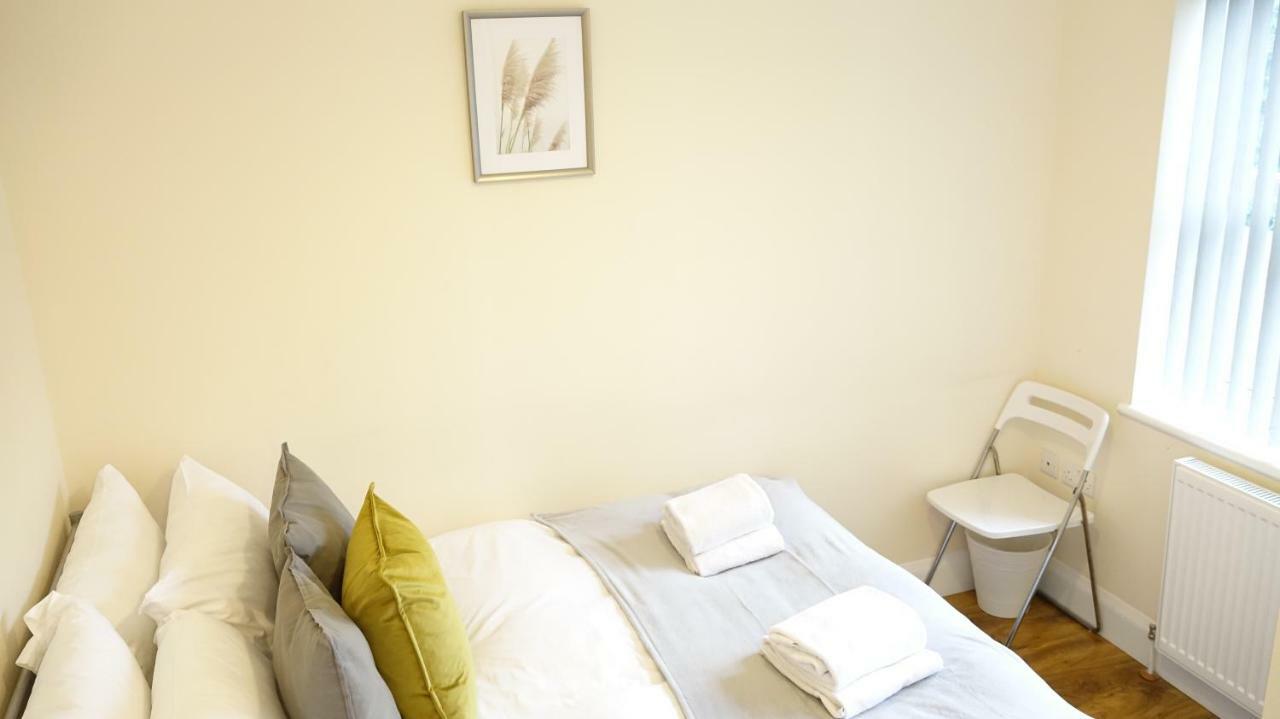 Heathrow Ensuite Rooms- Auto Check In Лондон Экстерьер фото