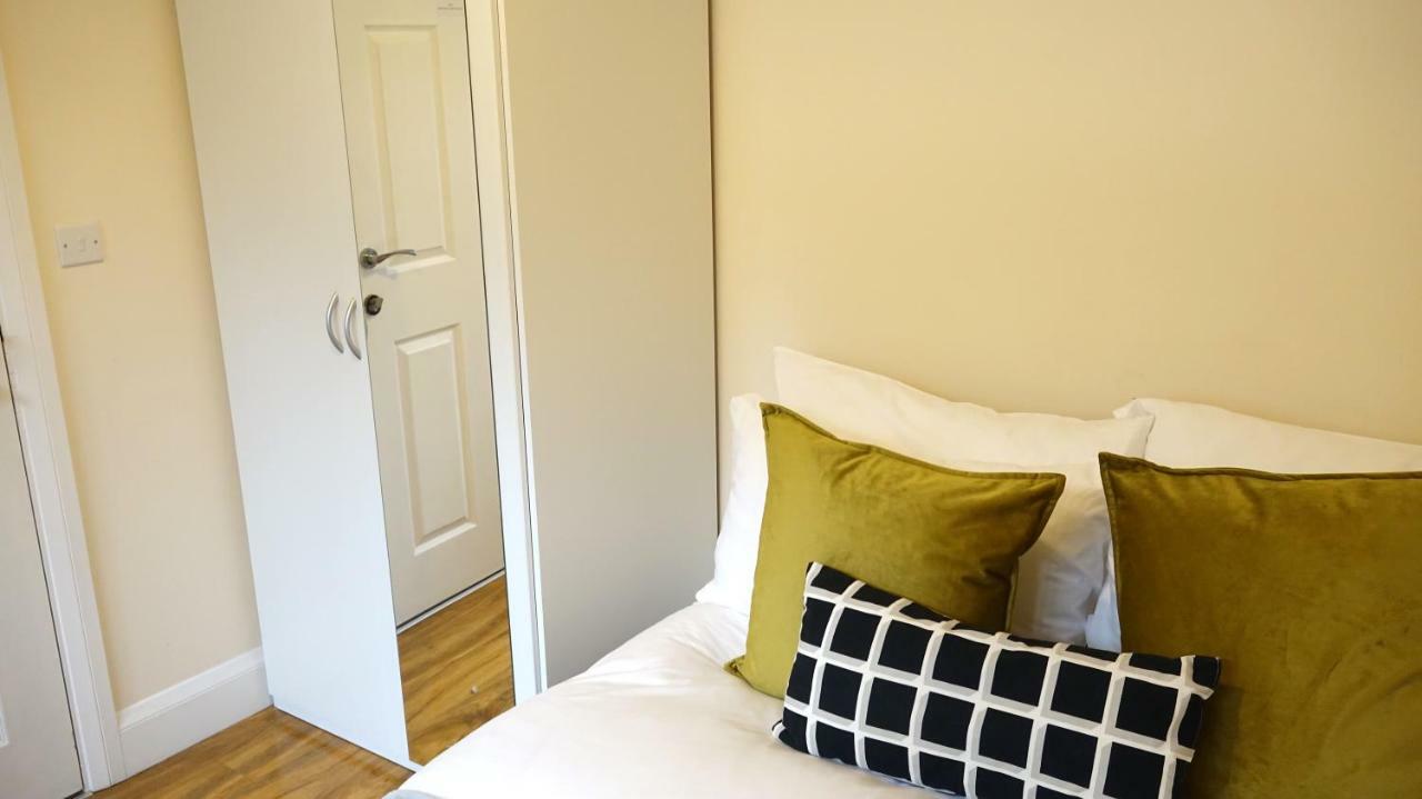 Heathrow Ensuite Rooms- Auto Check In Лондон Экстерьер фото