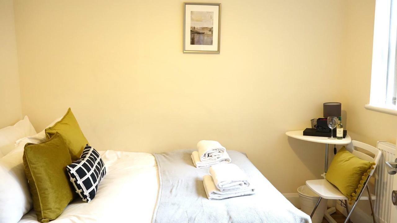 Heathrow Ensuite Rooms- Auto Check In Лондон Экстерьер фото