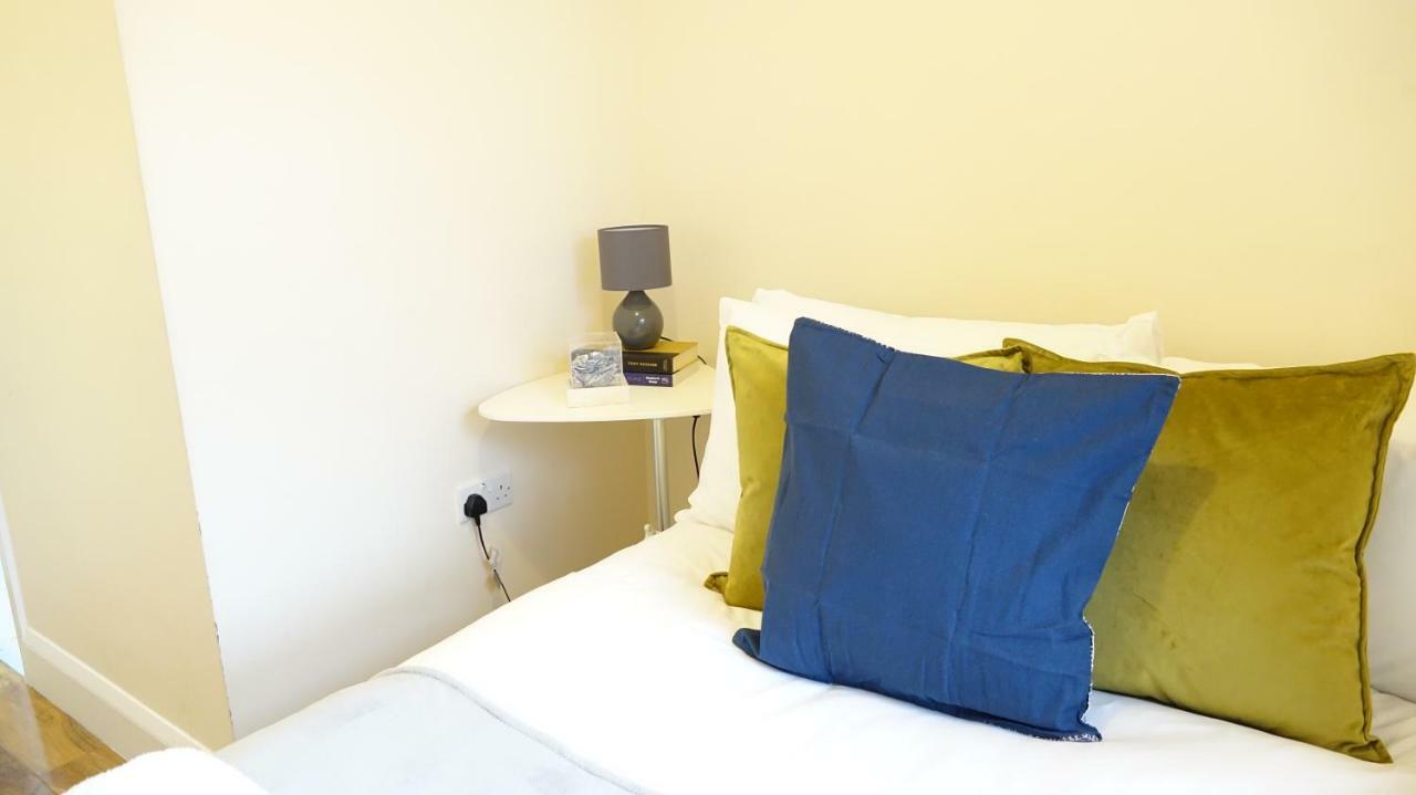 Heathrow Ensuite Rooms- Auto Check In Лондон Экстерьер фото