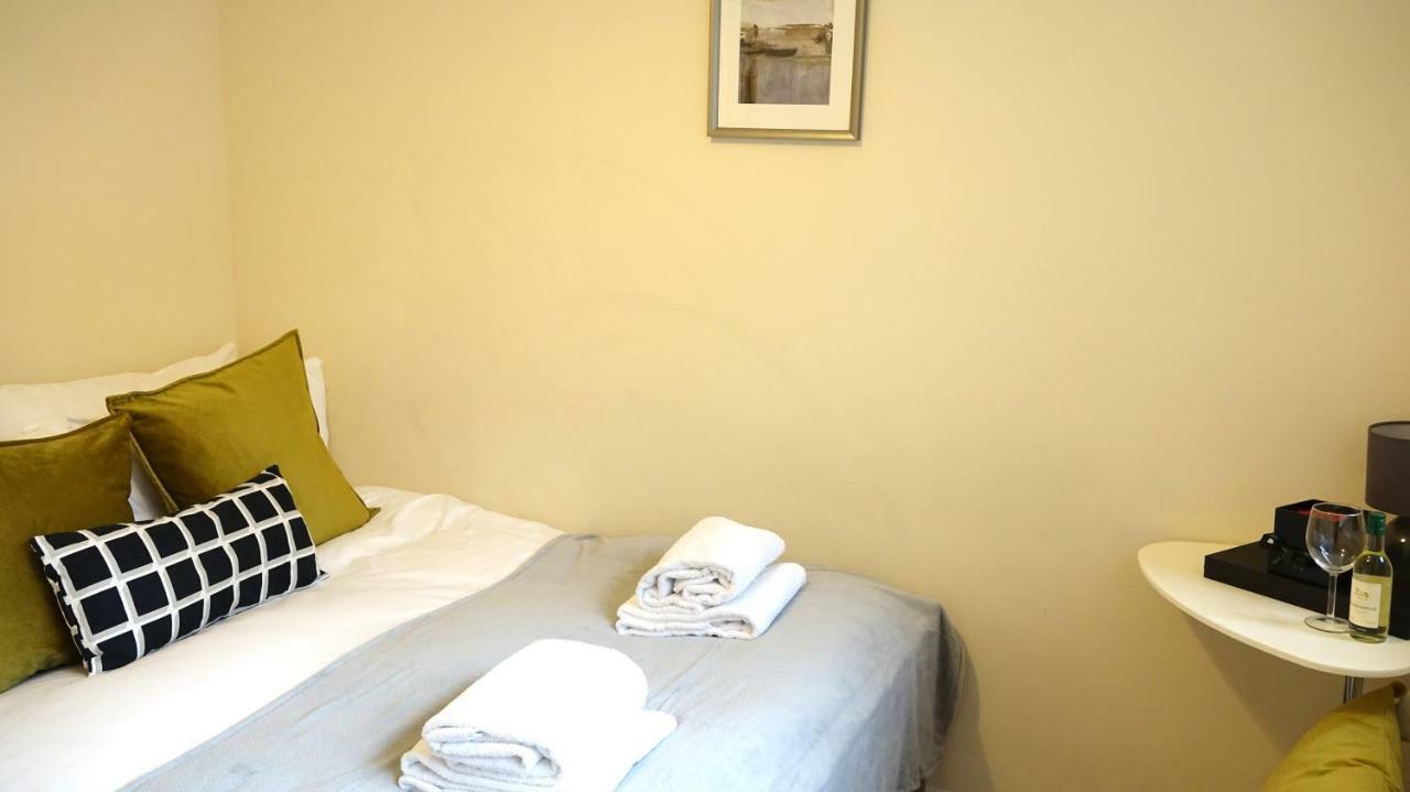 Heathrow Ensuite Rooms- Auto Check In Лондон Экстерьер фото