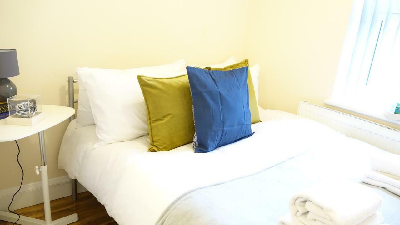 Heathrow Ensuite Rooms- Auto Check In Лондон Экстерьер фото