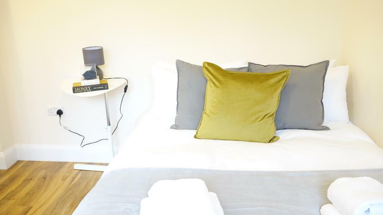 Heathrow Ensuite Rooms- Auto Check In Лондон Экстерьер фото