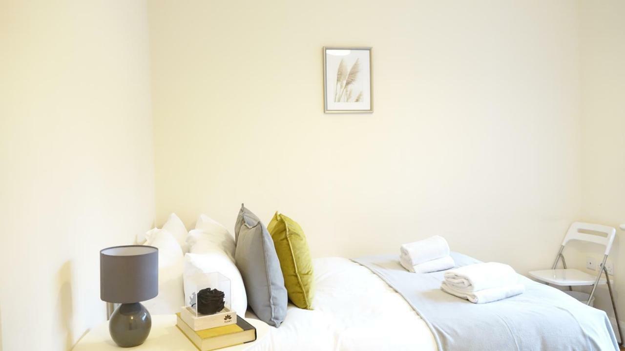 Heathrow Ensuite Rooms- Auto Check In Лондон Экстерьер фото