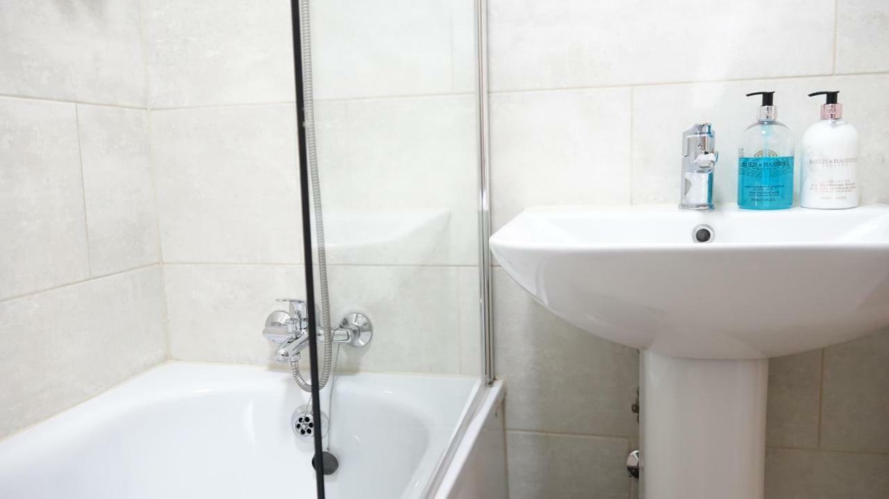 Heathrow Ensuite Rooms- Auto Check In Лондон Экстерьер фото