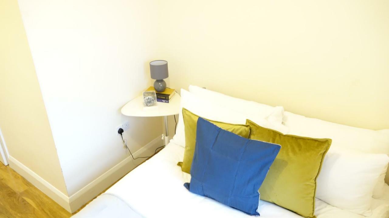 Heathrow Ensuite Rooms- Auto Check In Лондон Экстерьер фото