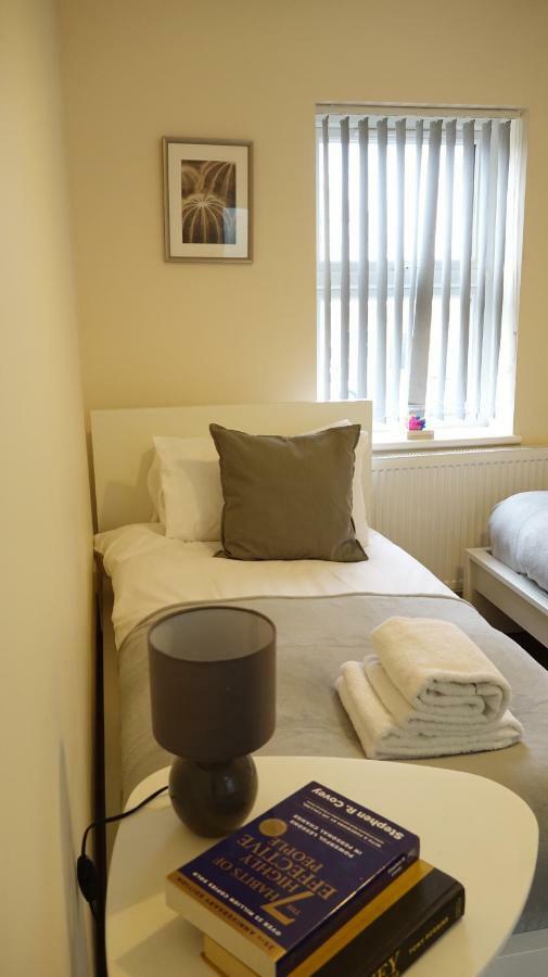 Heathrow Ensuite Rooms- Auto Check In Лондон Экстерьер фото