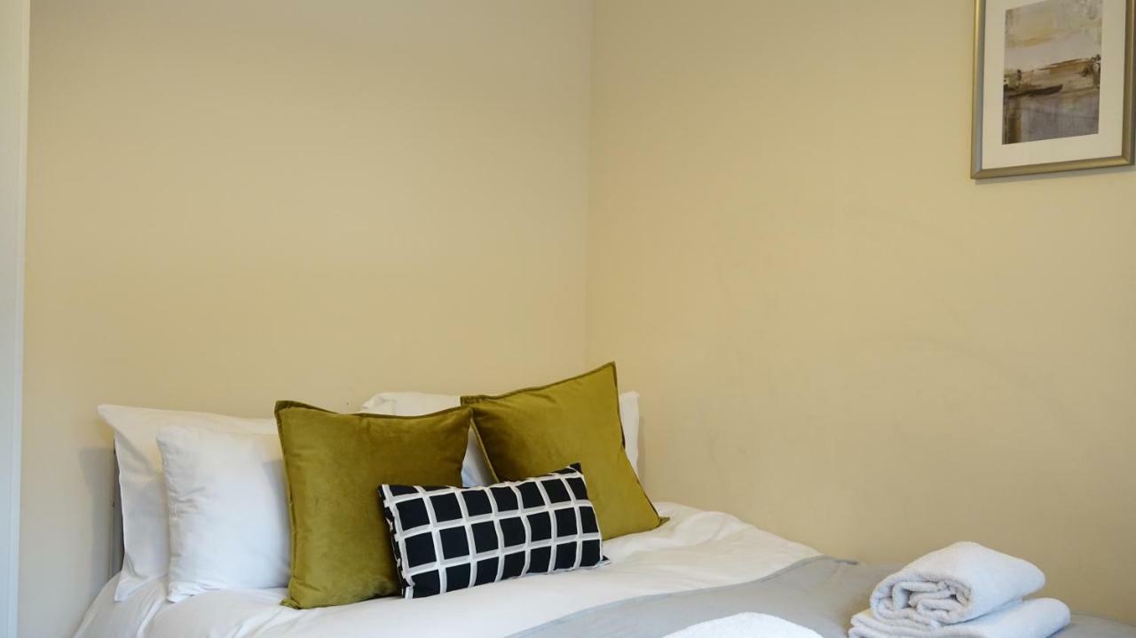 Heathrow Ensuite Rooms- Auto Check In Лондон Экстерьер фото