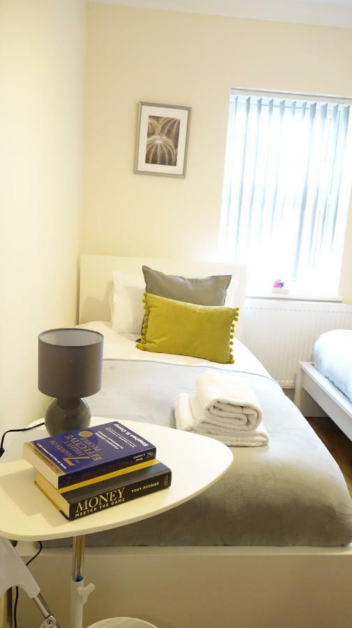 Heathrow Ensuite Rooms- Auto Check In Лондон Экстерьер фото