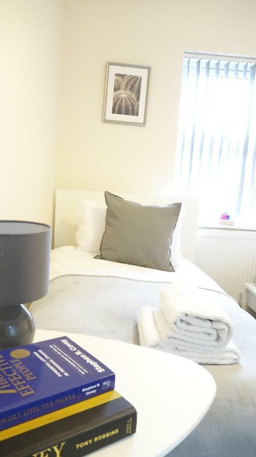 Heathrow Ensuite Rooms- Auto Check In Лондон Экстерьер фото